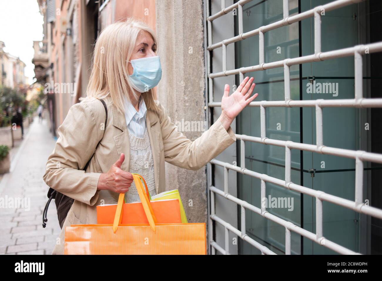 Wütender Kunde vor einem Geschäft, der wegen einer Coronavirus-Pandemie geschlossen wurde Stockfoto