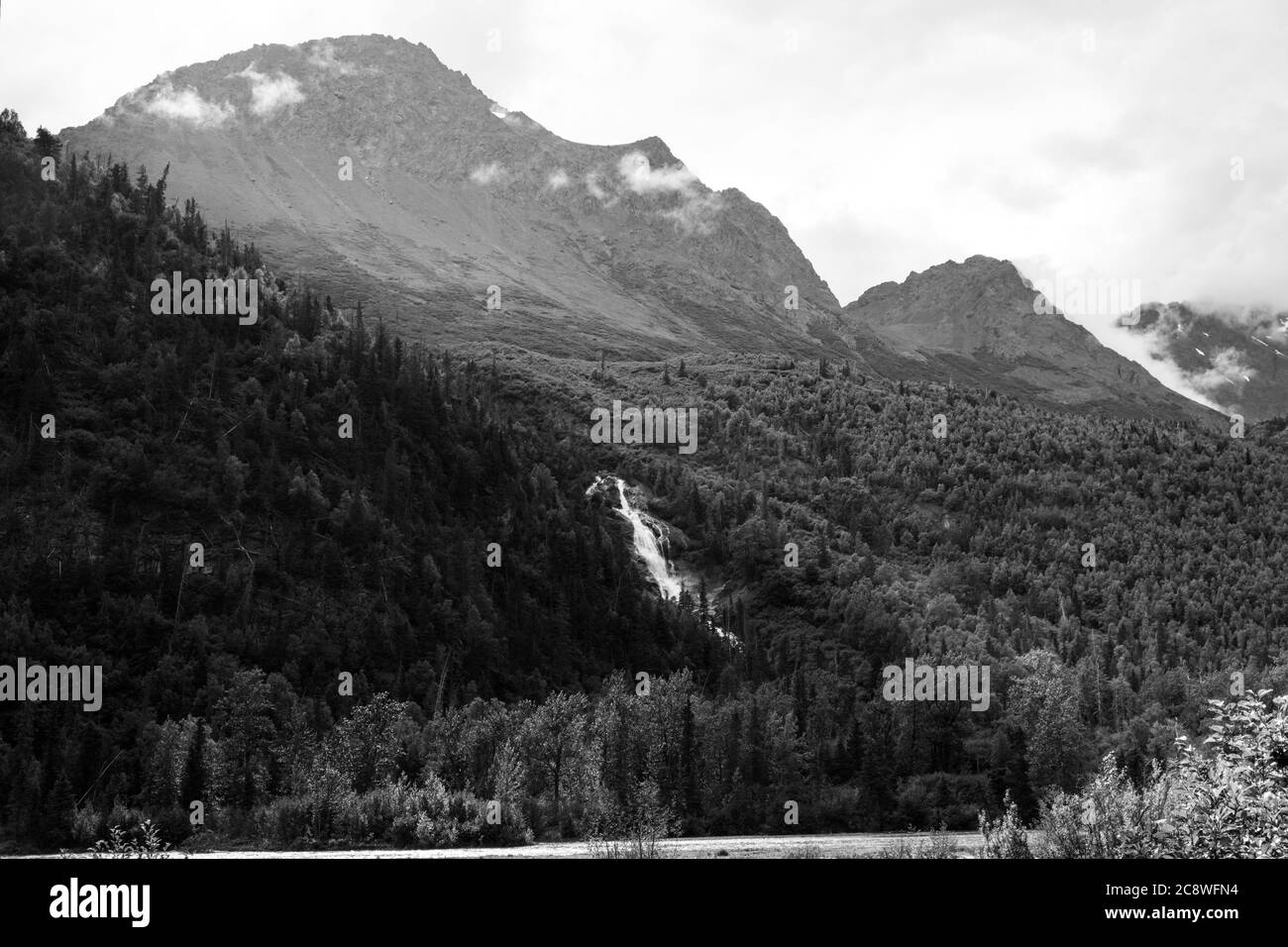 Eagle Peak vom Eagle River Valley aus gesehen, nach Westen nach Südwesten Stockfoto