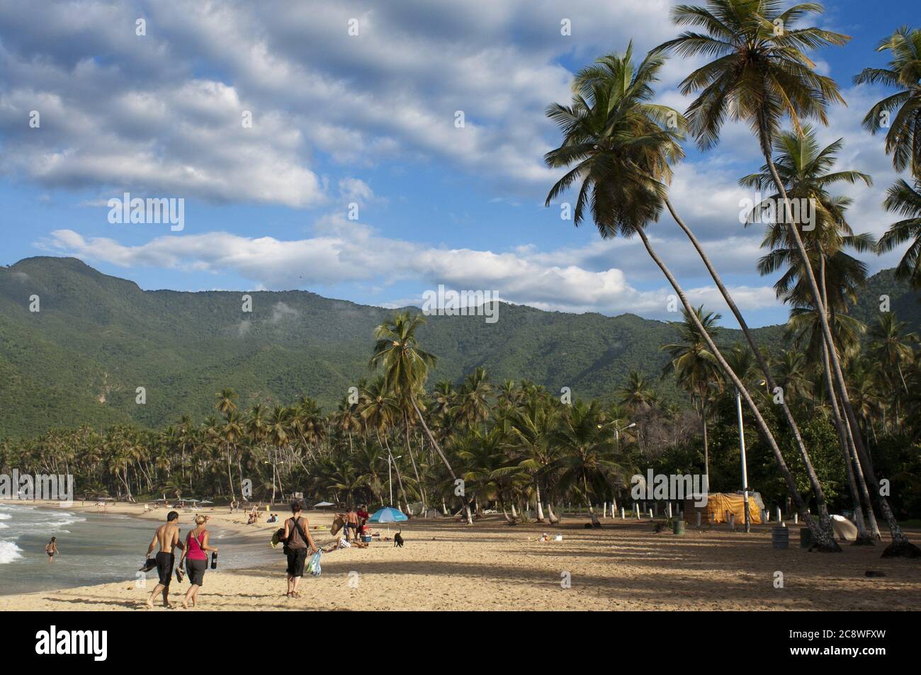 Choroni Strand im Bundesstaat Falcon in Venezuela - Henri Pittier Nationalpark, in Venezuela. Es stellt ein großes touristisches Interesse dar, indem es einer der Ausgangspunkte in Richtung zu den Inseln des Morrocoy Nationalparks, zusammen mit Tucacas ist. Dort können Sie die „Peñeros“ (Fischerboote) mieten, um die nächsten Inseln (Cayo Muerto, Cayo Peraza, Cayo Sal und Cayo Pelón) oder die am weitesten entfernten Inseln zu besuchen, die Sie auch von Tucacas aus erreichen können. Weltweit eingesetzt Stockfoto