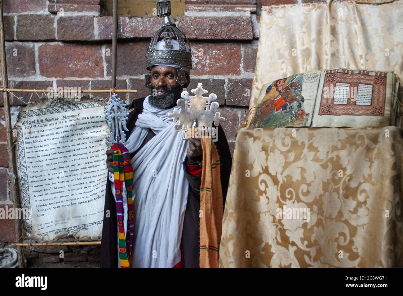 Portrait eines äthiopisch orthodoxen Priesters mit einem Kreuz in der