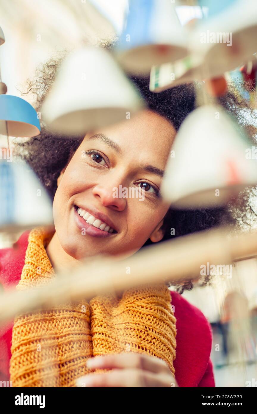 Portret der schönen Frau Kauf Souvenirs im Souvenirladen Stockfoto