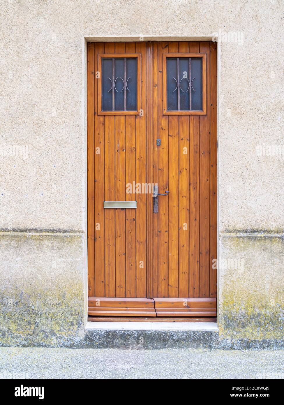 Die hölzernen Türen des Wohnhauses Stockfoto