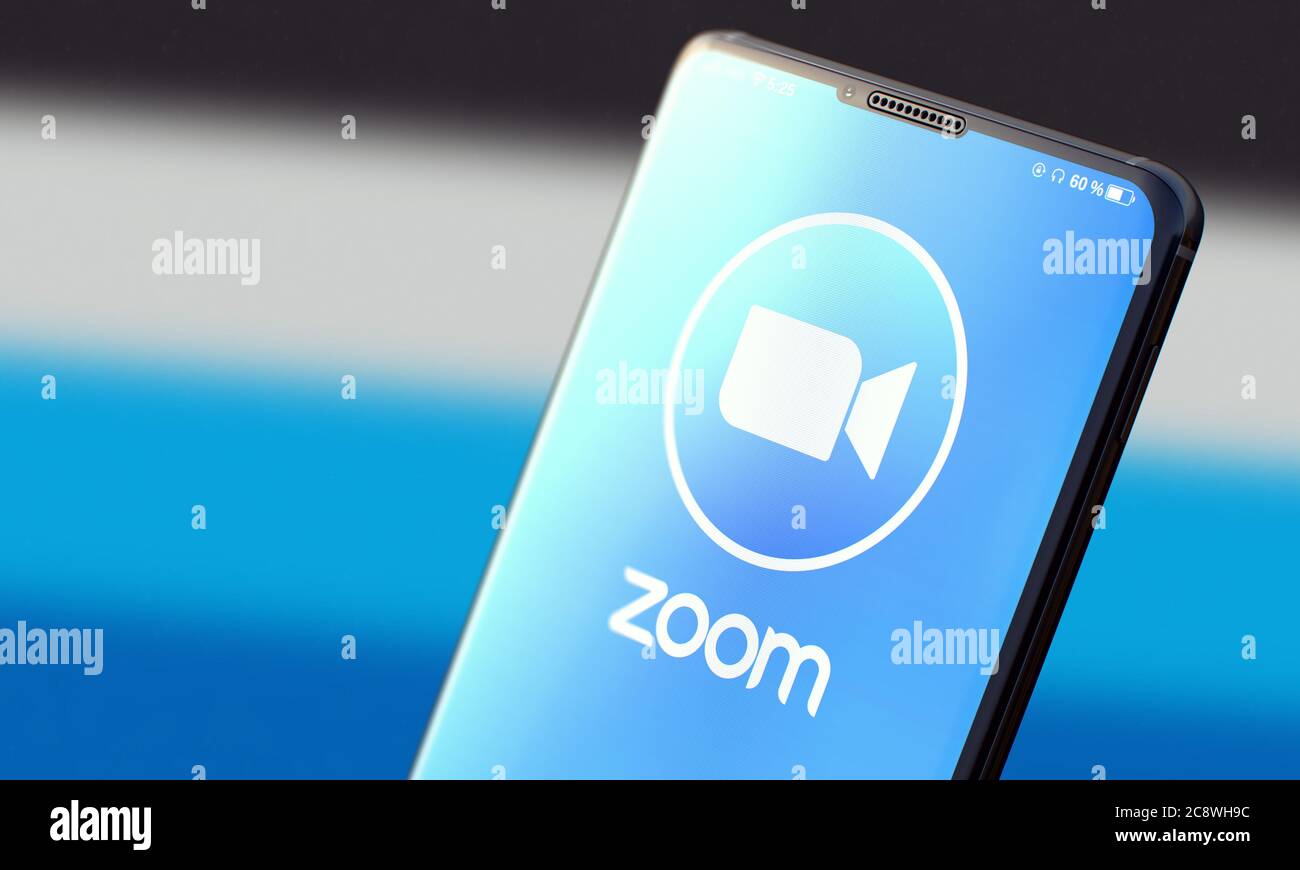 KIEW, UKRAINE-JUNI, 2020: ZOOM. Studioaufnahme eines Smartphones mit Zoom Mobile Anwendung auf unscharfem Rücken. Stockfoto