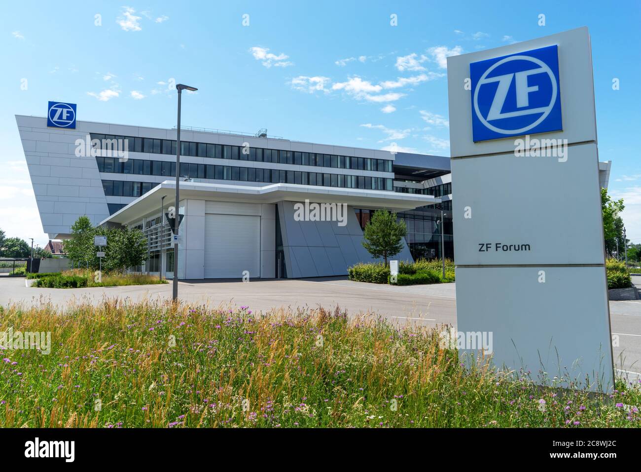 Deutschland: ZF Group Hauptsitz in Friedrichshafen. ZF ist der weltweit ...