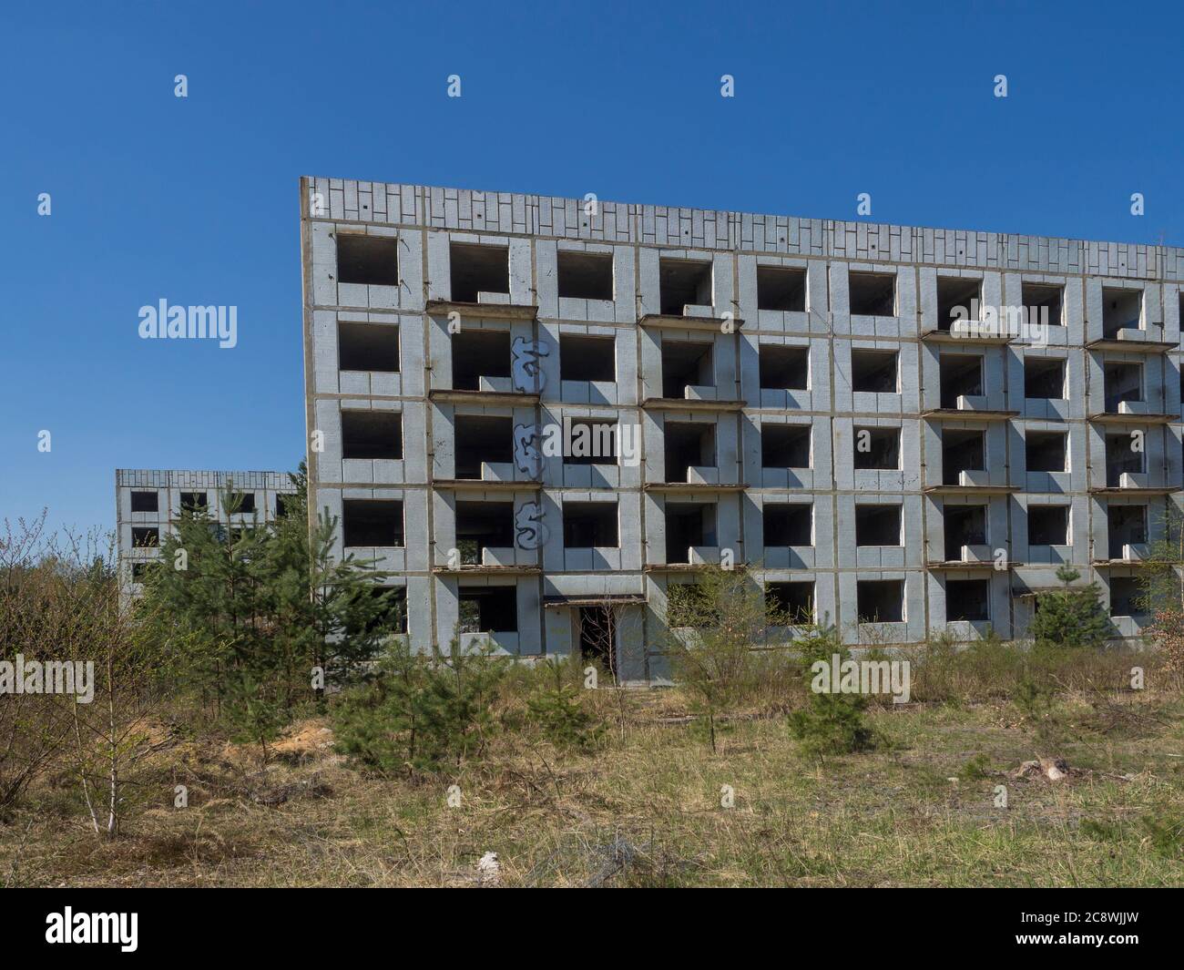 Verlassene ruinierte Wohnblocks, ehemalige russische Soldatenhäuser in der Uranbergbaustadt Ralsko, Tschechische Republik, ehemalige Militärzone Gebiet besetzt wurde Stockfoto