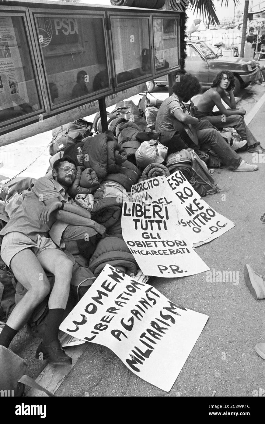 - friedensmarsch vor dem Militärgefängnis Peschiera (juni 1975) - marcia della Pace davanti al carcere militare di Peschiera (giugno 1975) Stockfoto