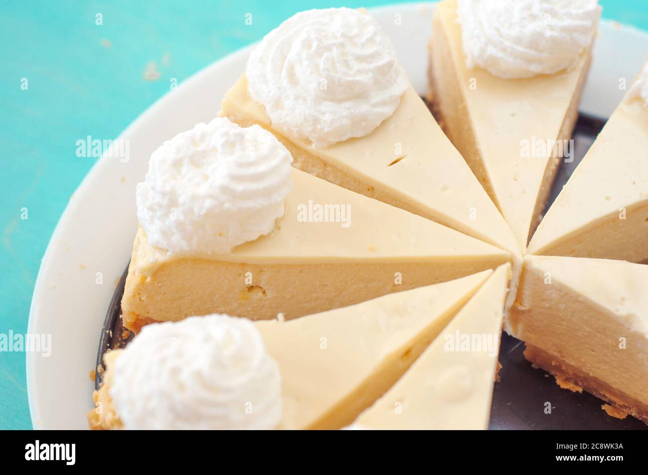 Käsekuchen-Muster, Portionen Käsekuchen auf blauem Hintergrund Draufsicht Stockfoto