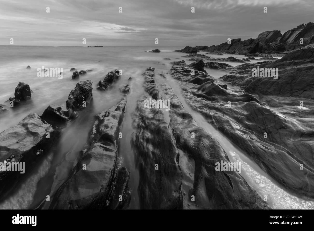 Langzeitbelichtung am Westcombe Strand in der Ayrmer Bucht. Stockfoto