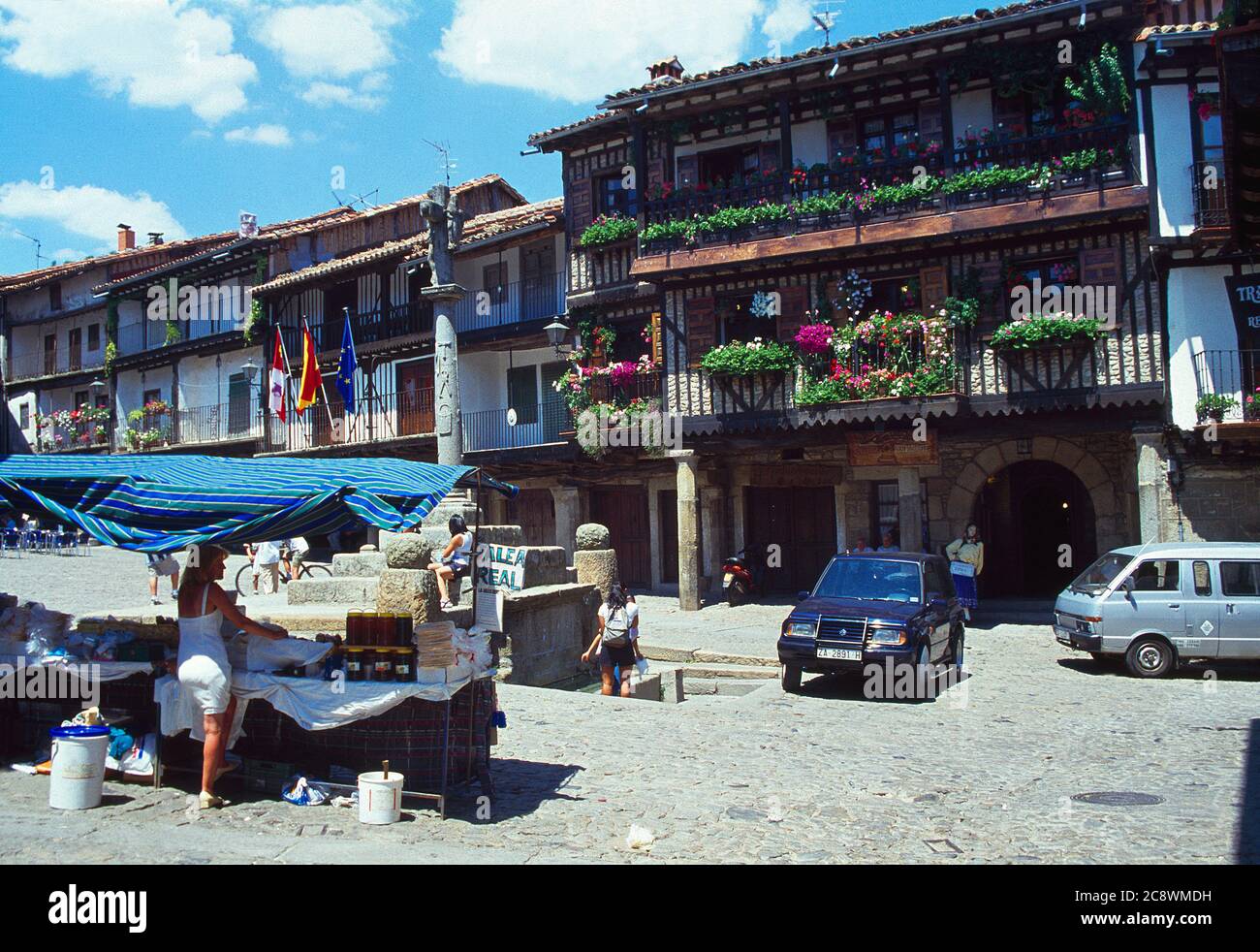Flohmarkt auf der Plaza Mayor. La Alberca, Provinz Salamanca, Castilla Leon, Spanien. Stockfoto