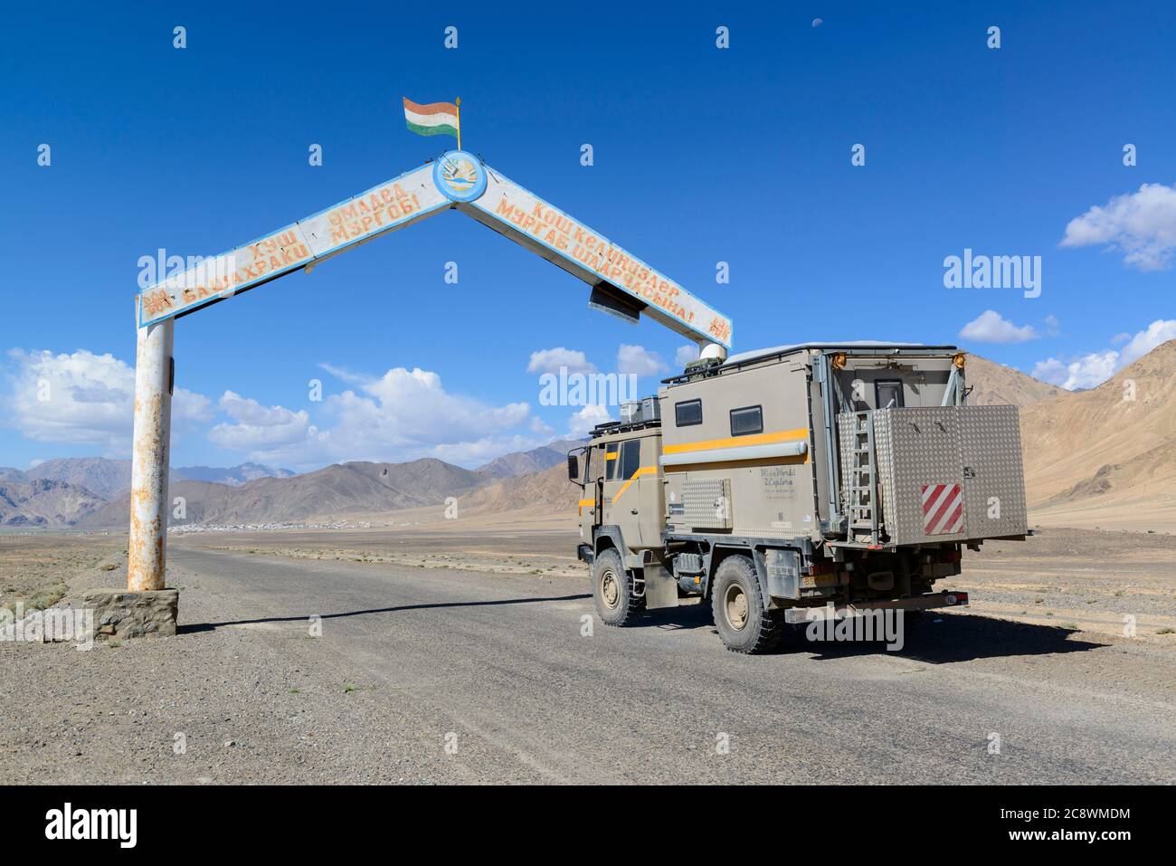 Überlandwagen am Tor von Murghab entlang der Pamir Autobahn, Tadschikistan, Stockfoto