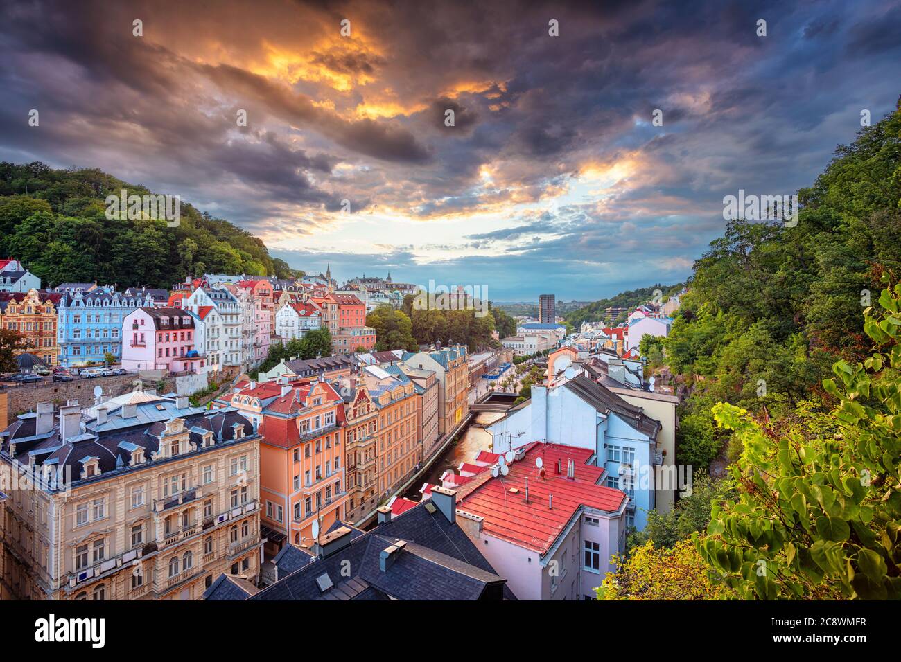 Karlsbad, Tschechische Republik. Luftbild von Karlovy Vary (Karlsbad), in Westböhmen bei schönem Sonnenuntergang. Stockfoto