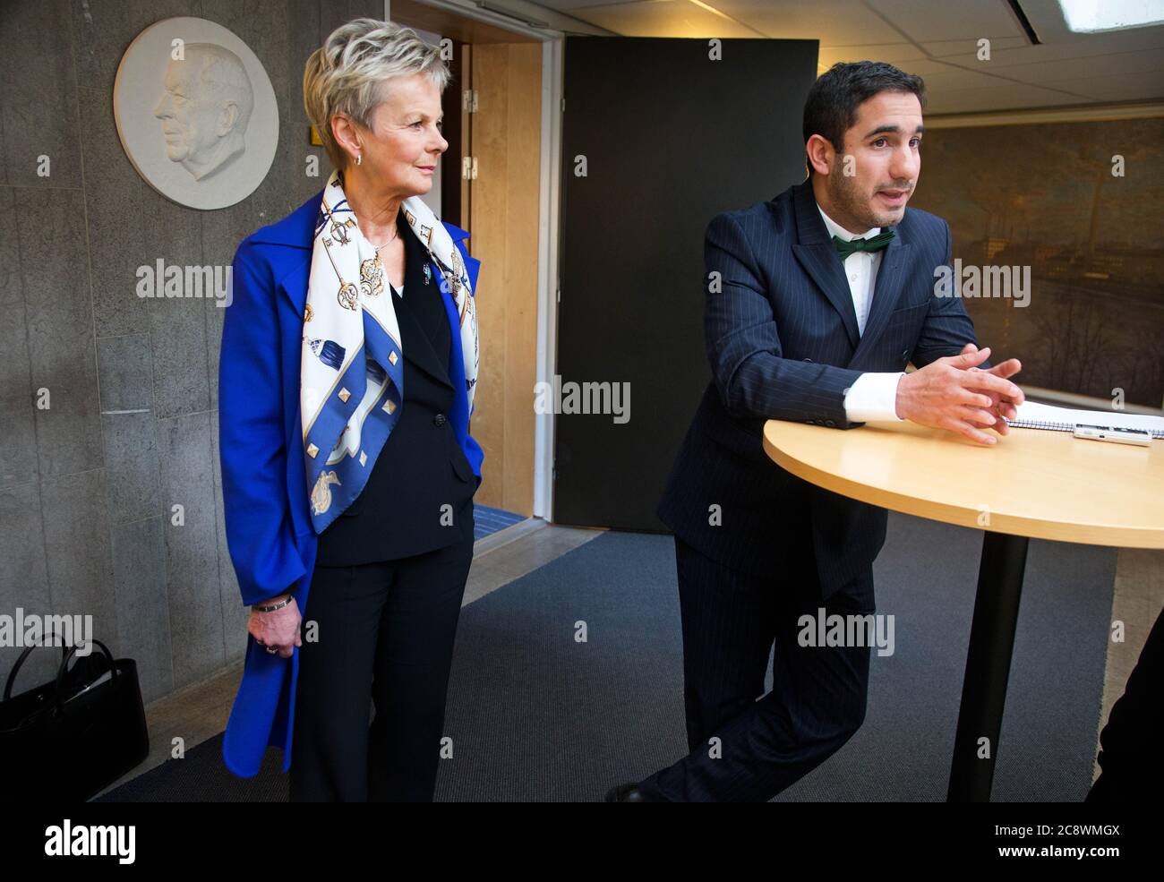 Linköping, Schweden 20151207 der Minister für zivile Angelegenheiten Ardalan Shekarabi (S) besuchte Östergötland am Montag, um mit der Gouverneurin Elisabeth Nilsson (links) zu treffen und Gespräche mit den Gemeinden des Landkreises über zukünftige Herausforderungen zu führen. Foto Jeppe Gustafsson Stockfoto