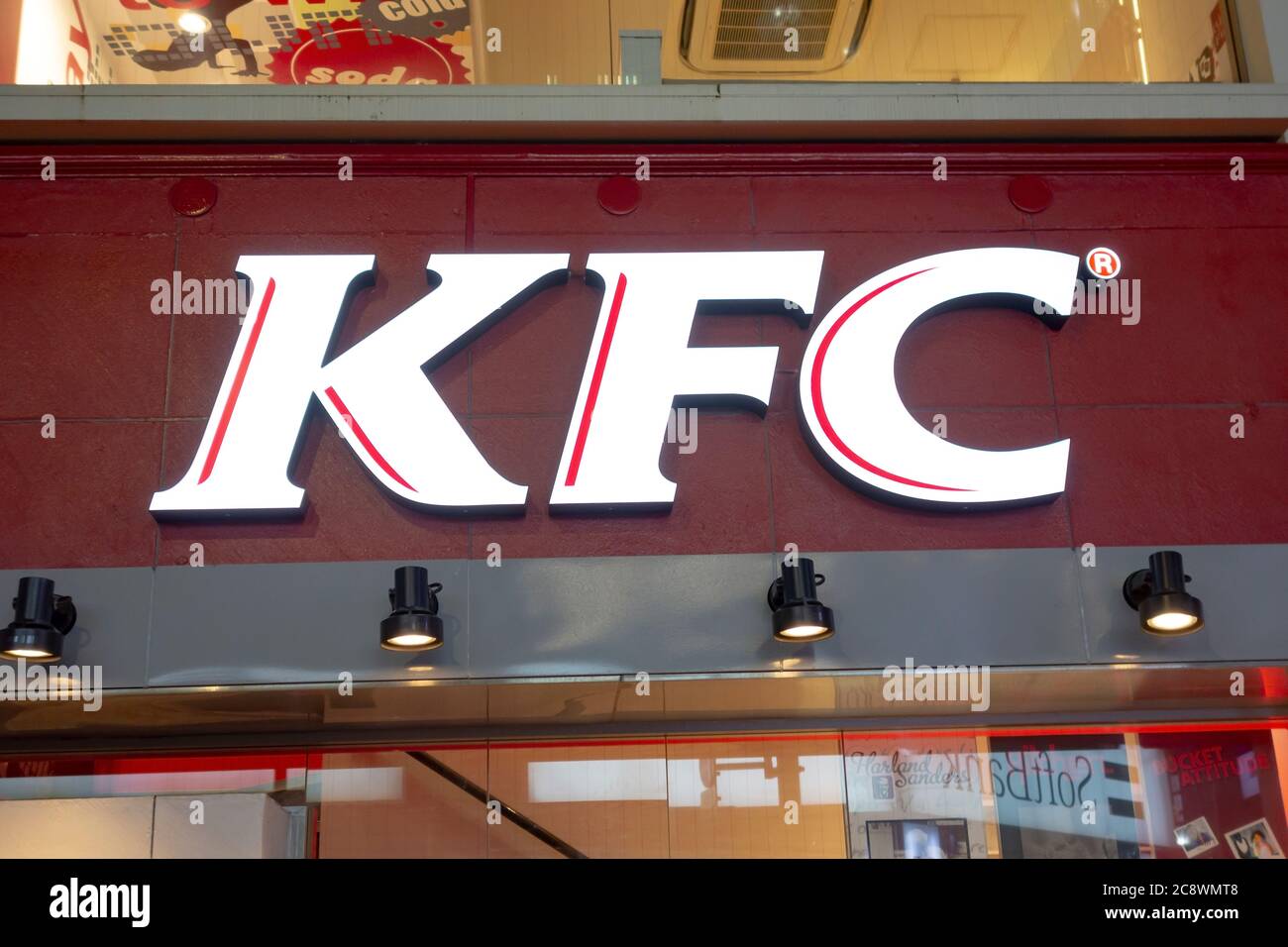 Tokio, Japan - 6. April 2015: KFC-Restaurantschild. KFC ist eine amerikanische Fast-Food-Restaurantkette. Stockfoto