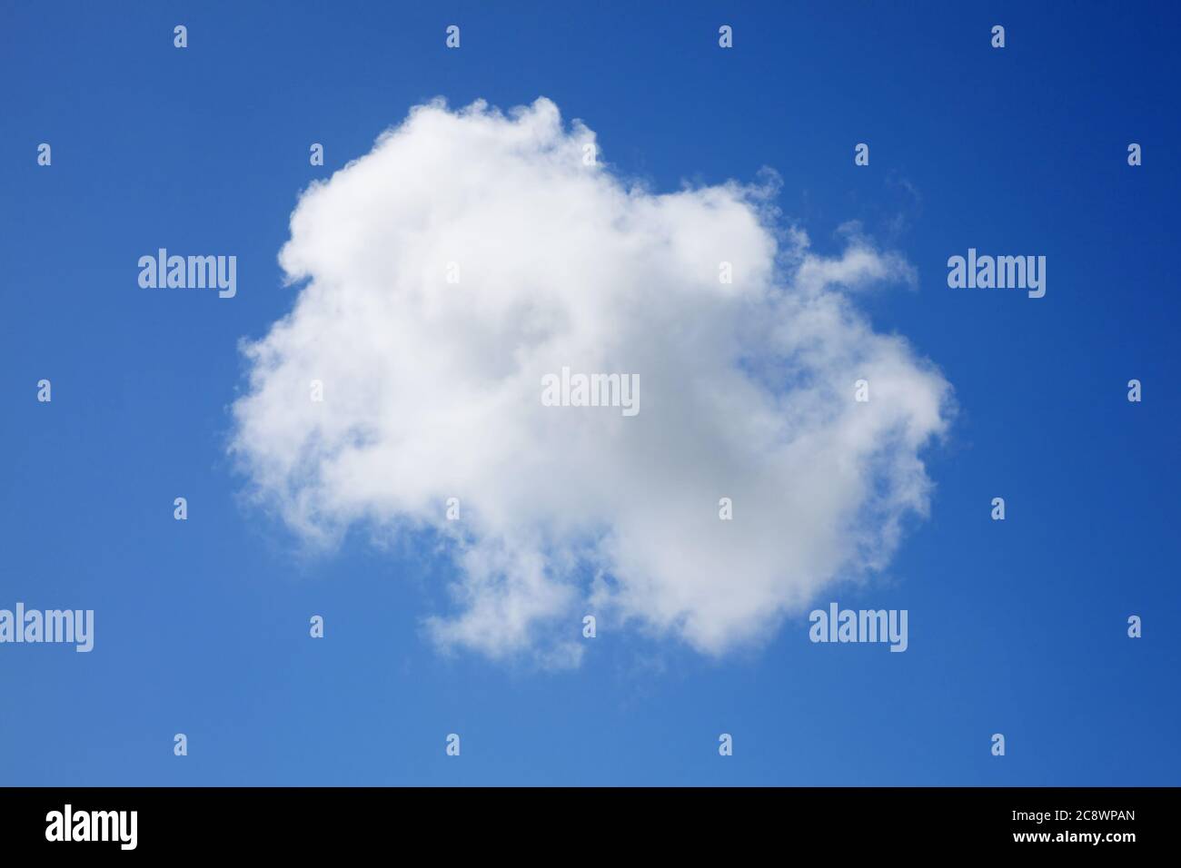 Hintergrund einer einzigen flauschigen Cumulus Wolke in einem blauen klaren Himmel, die verwendet werden könnte, um ein Rauch Pinsel Stock Foto zu machen Stockfoto