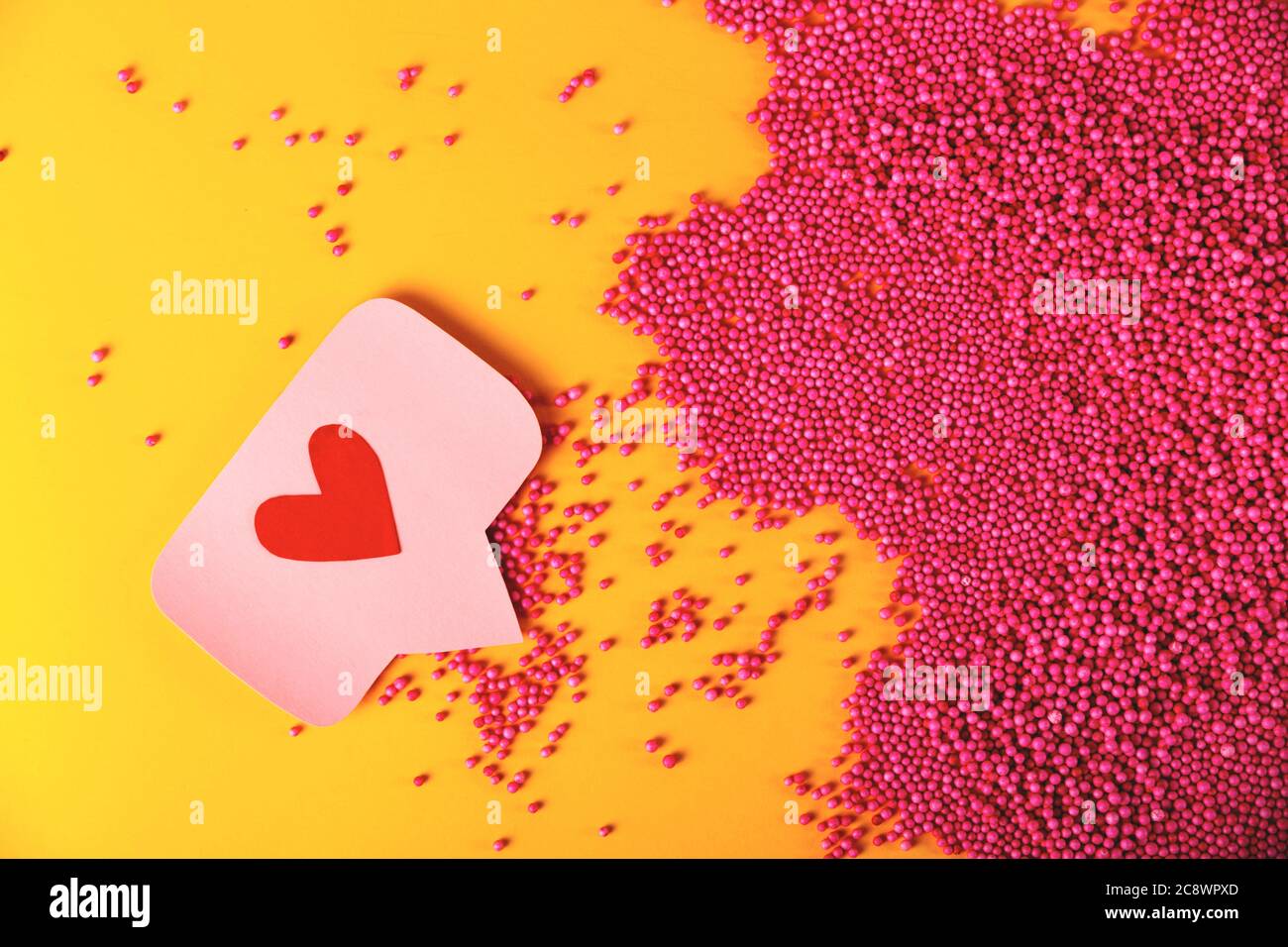 Erfolgskonzept der Social Media Promotion. Rosa herzförmige Emoji Stockfoto