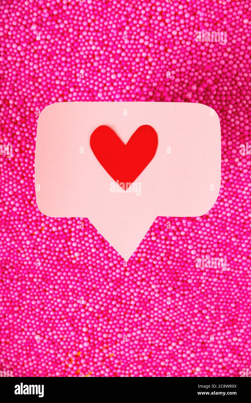 Erfolgskonzept der Social Media Promotion. Rosa herzförmige Emoji Stockfoto