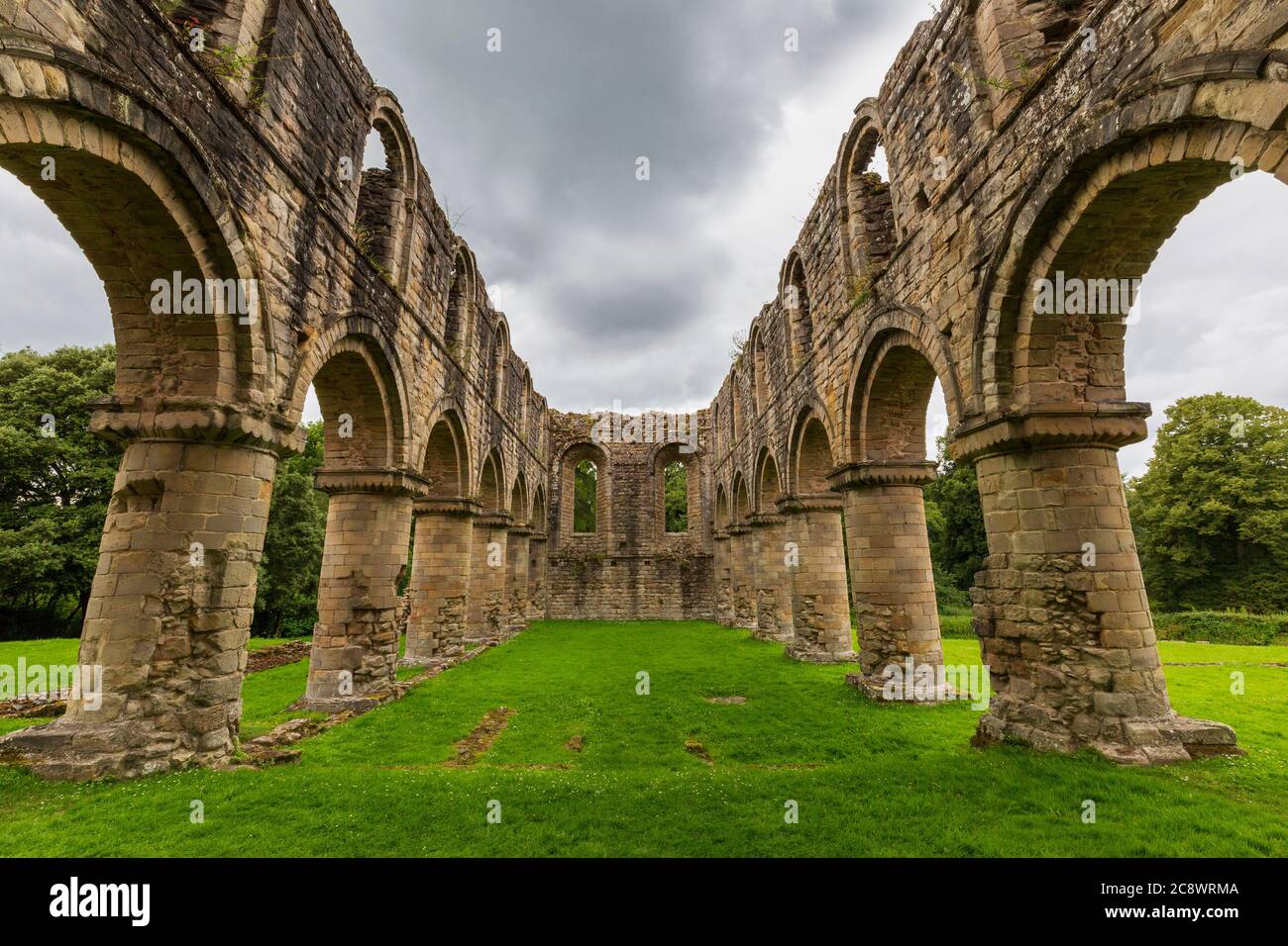 Die Steinsäulen des zerstörten Kirchenschiffs der Abtei Buildwas, Shropshire, England Stockfoto