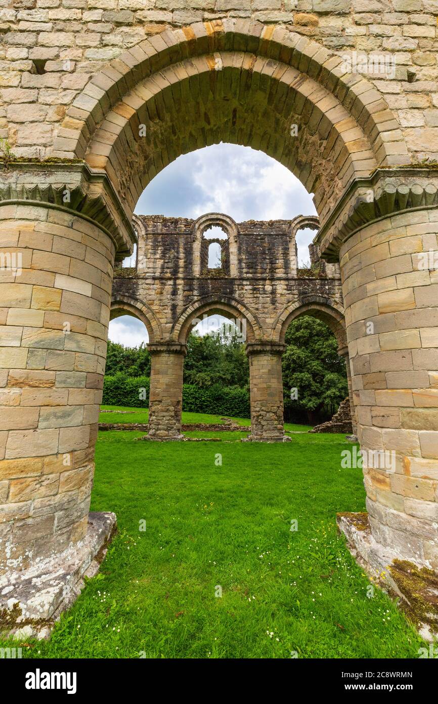 Die Steinsäulen des zerstörten Kirchenschiffs der Abtei Buildwas, Shropshire, England Stockfoto