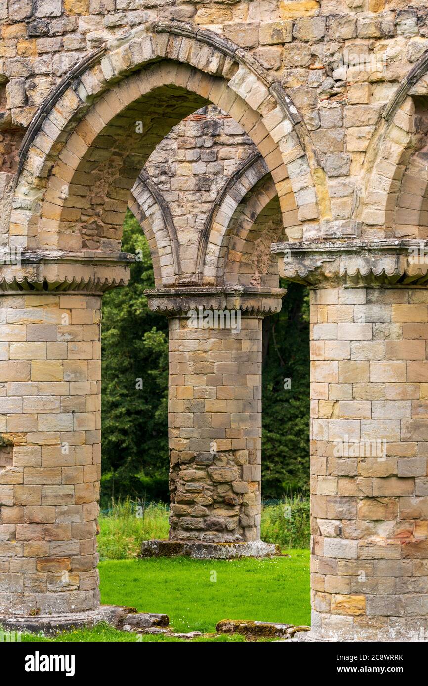 Die Steinsäulen des zerstörten Kirchenschiffs der Abtei Buildwas, Shropshire, England Stockfoto