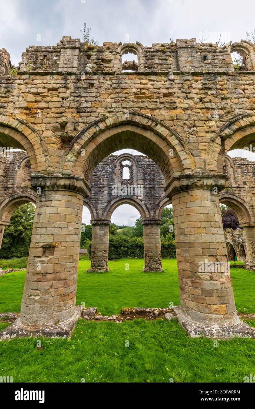 Die Steinsäulen des zerstörten Kirchenschiffs der Abtei Buildwas, Shropshire, England Stockfoto