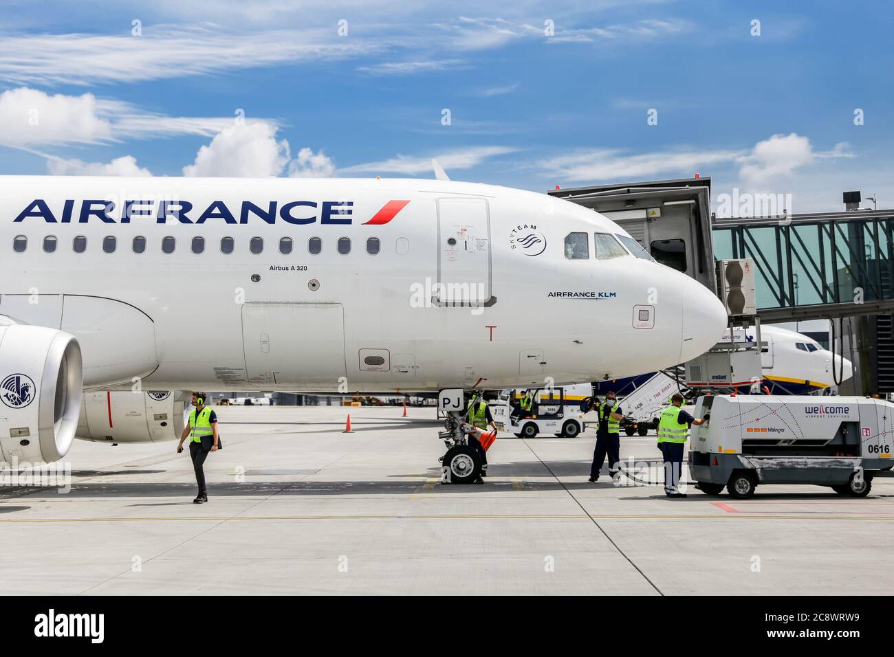 Air France Airbus A320 eröffnet die Flugverbindung Paris-Krakau am Flughafen Krakau während des Flugpersonals. Einweihung des Paris-C Stockfoto