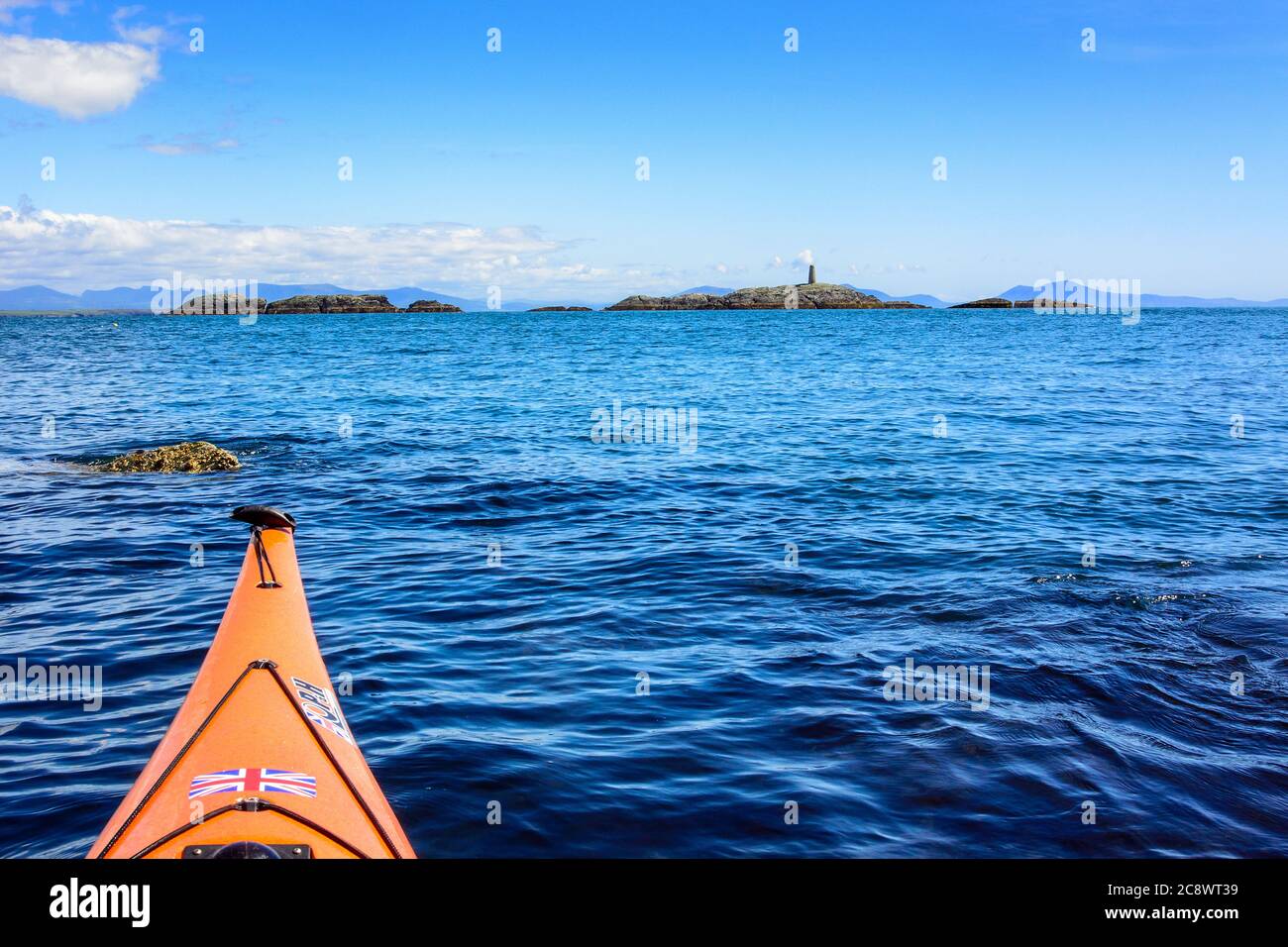 Seekajak bei Rhoscolyn Beacon vor der Anglesey-Küste, North Wales, Großbritannien Stockfoto
