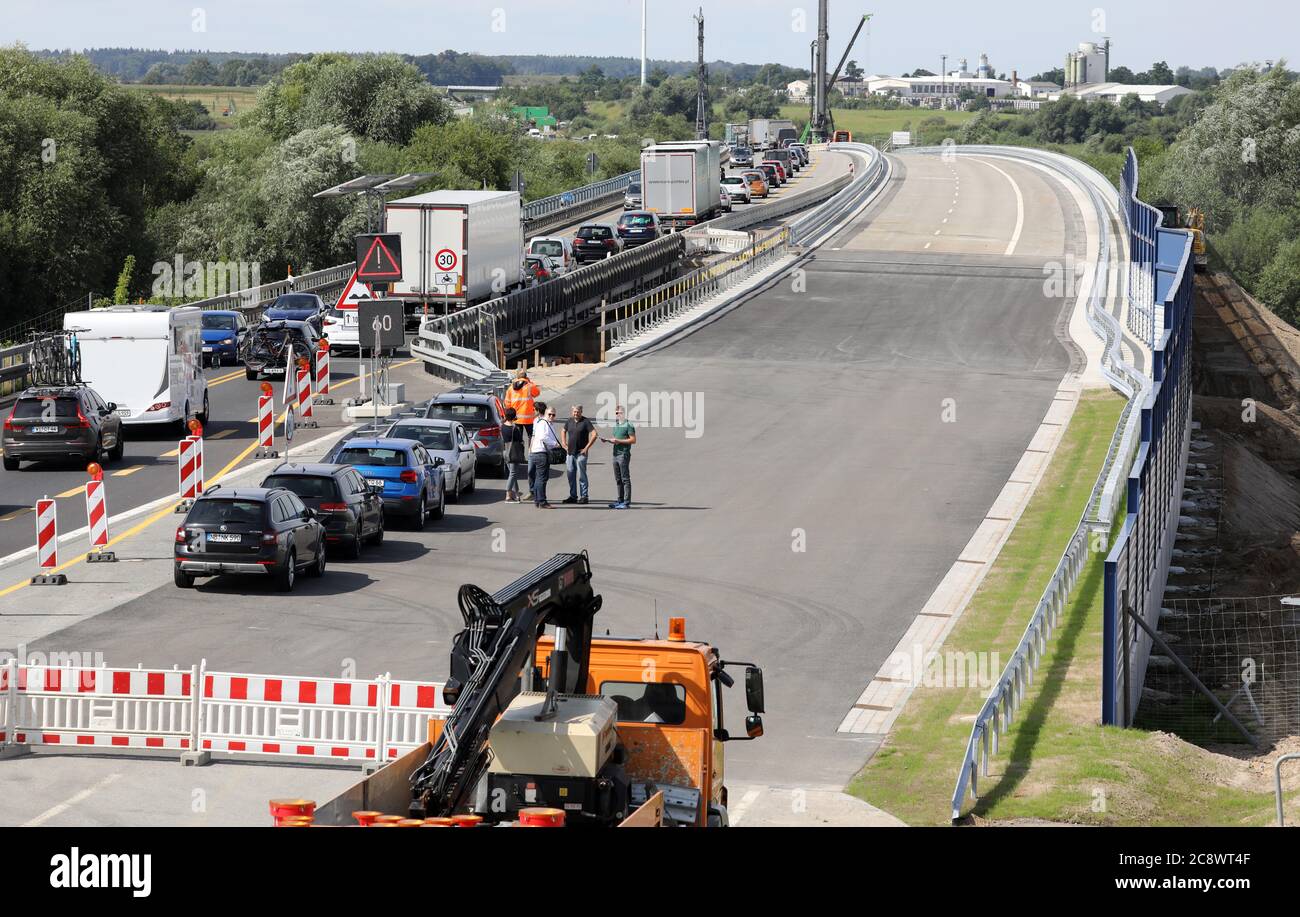 Tribsees, Deutschland. Juli 2020. Bei einer Presseveranstaltung wird der fertiggestellte erste Bauabschnitt auf der A20 (r) Ostseestrada vorgestellt, wobei der Verkehr über die provisorische Brücke links verläuft. Der Abschnitt, der sich der Brücke von Osten nähert, war vom Einsturz der Autobahn im Herbst 2017 nicht direkt betroffen, sondern wurde ebenfalls neu gebaut. Im Herbst 2017 war die auf Moorland gebaute Autobahn eingestürzt. Quelle: Bernd Wüstneck/dpa-Zentralbild/dpa/Alamy Live News Stockfoto