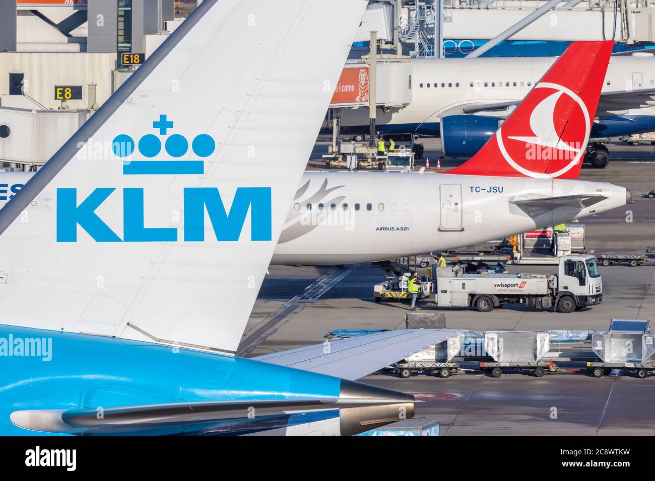 Schiphol, Niederlande - 16. Januar 2020: Flugzeughinterflügel der niederländischen Fluggesellschaft KLM/Royal Dutch Airlines auf dem Flughafen Schiphol, Niederlande Stockfoto