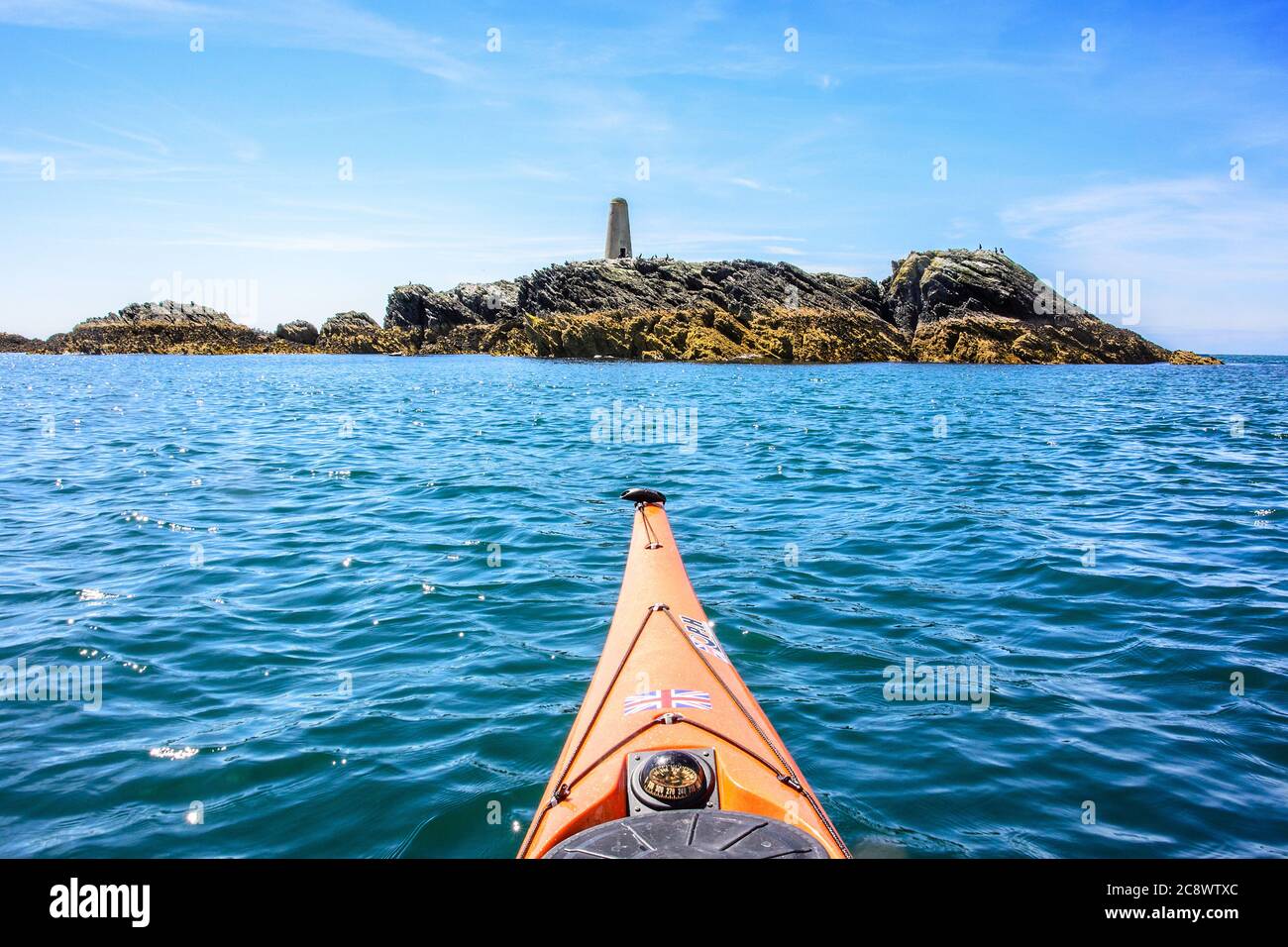 Seekajak bei Rhoscolyn Beacon vor der Anglesey-Küste, North Wales, Großbritannien Stockfoto