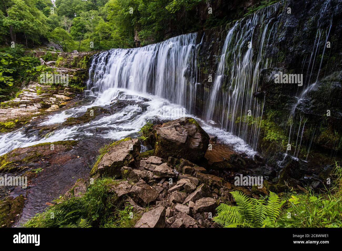 Wunderschöner Wasserfall umgeben von üppigem Grün in einem Wald (Sgwd Clun-Gwyn, Wales, UK) Stockfoto