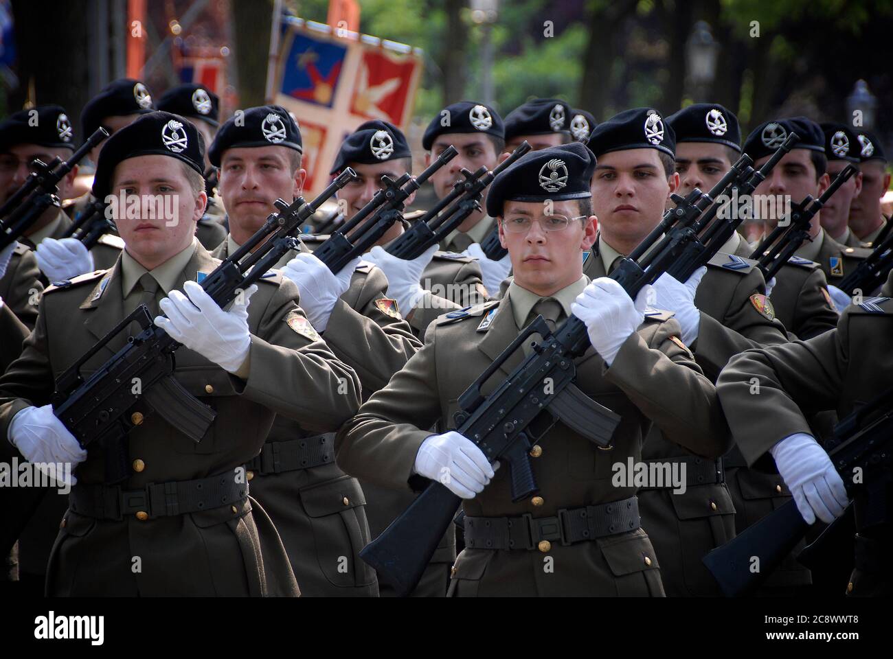 RIVAROLO, ITALIEN - 5. MAI 2009: Parade eines bewaffneten Zuges während der XXVI. Militärversammlung der italienischen Artilleristen Stockfoto