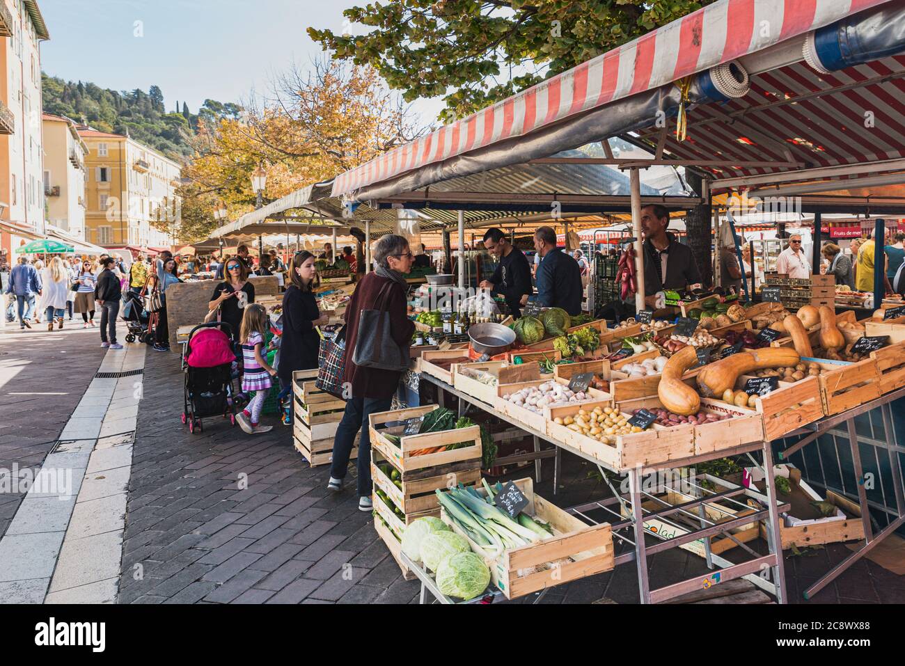 Die berühmte Marche Aux Fleurs Cours Saleya in Place Charles Felix. Frisches Obst und Gemüse liegen auf den historischen Marktständen - Nizza, Frankreich Stockfoto