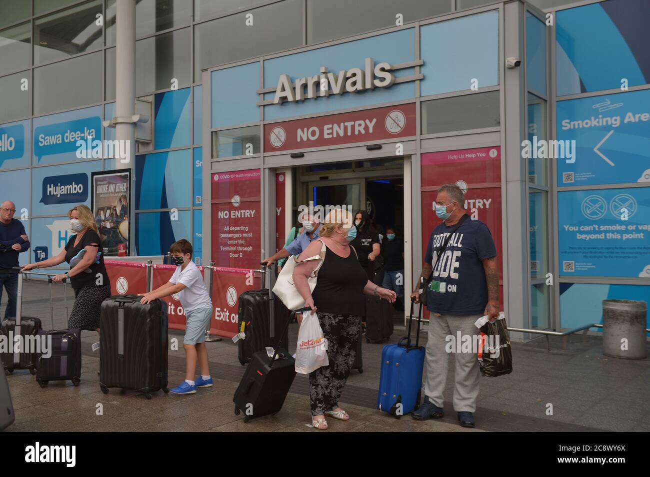 Passagiere, die am Flughafen Birmingham ankommen, weil Menschen, die aus einem Urlaub in Spanien nach England kommen, wurden aufgefordert, sich bei ihrer Rückkehr in die Quarantäne zu begeben. Stockfoto