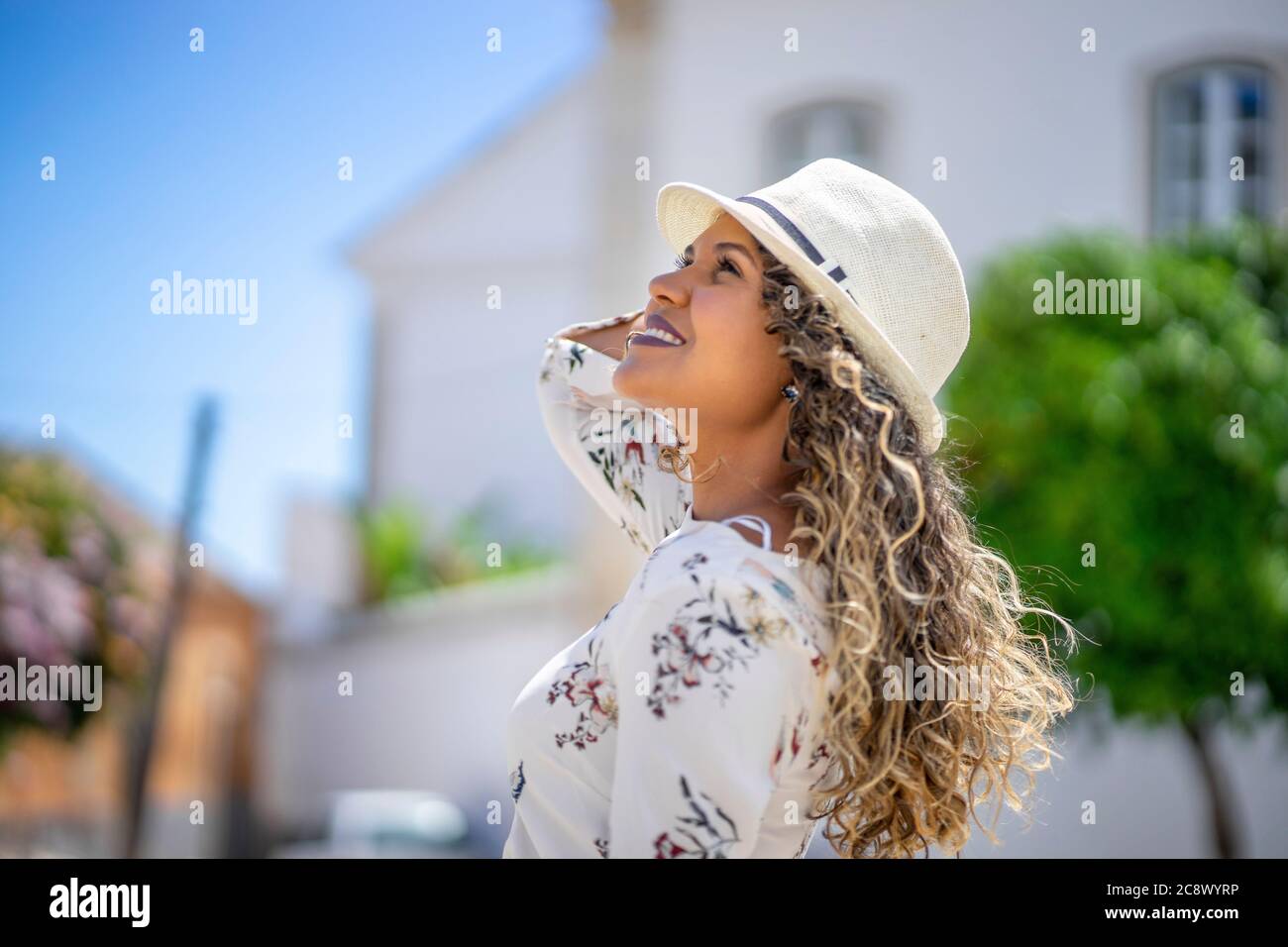 Portrait der schönen Frau in städtischen Setings Stockfoto