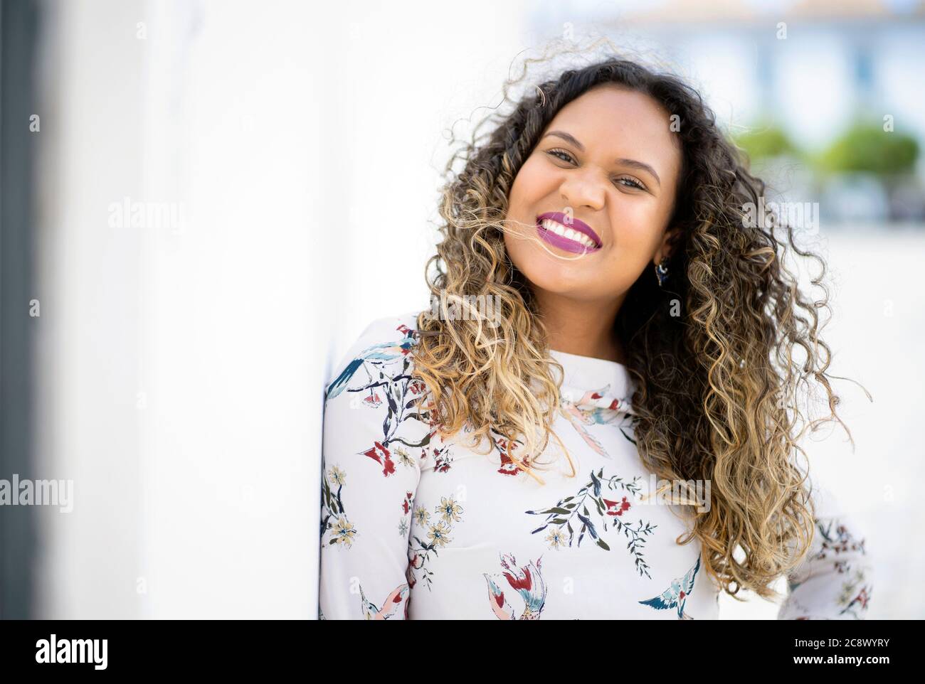 Portrait der schönen Frau in städtischen Setings Stockfoto