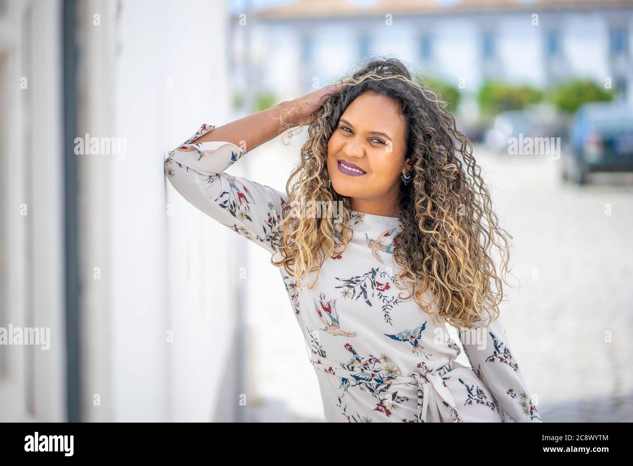 Portrait der schönen Frau in städtischen Setings Stockfoto