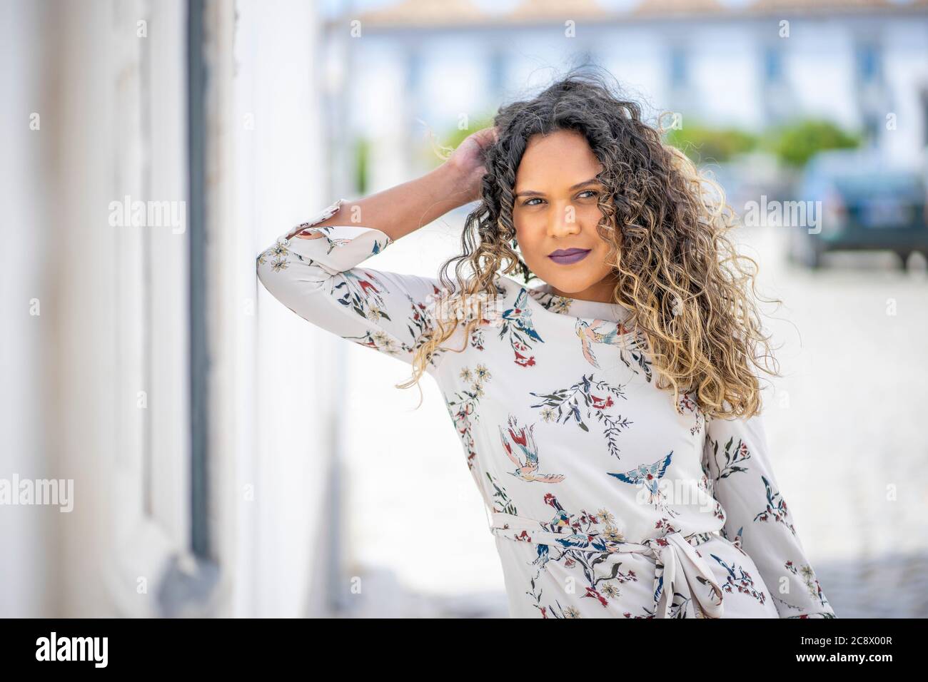 Portrait der schönen Frau in städtischen Setings Stockfoto