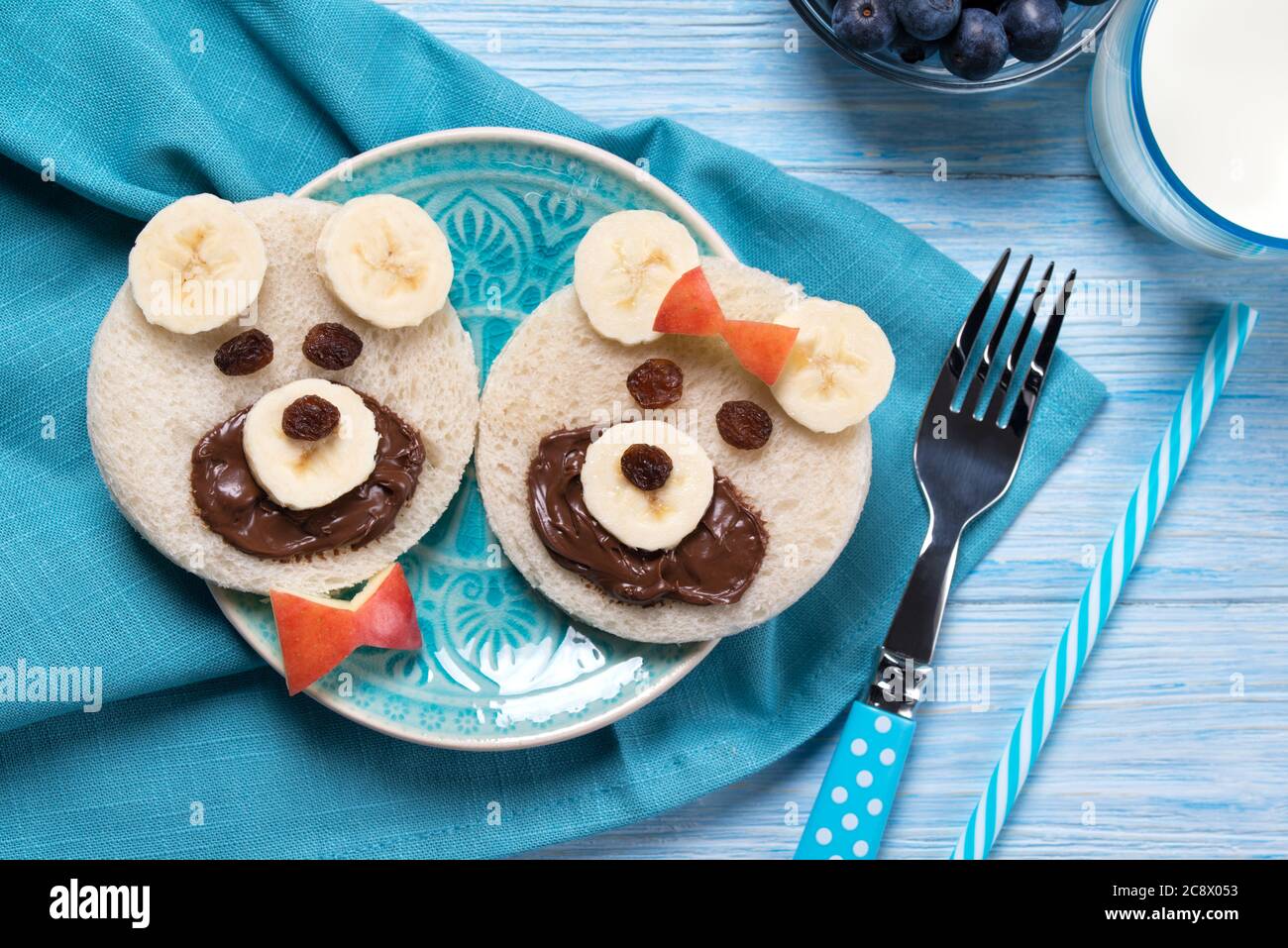 Lustige Toasts in Form von Teddybären, Essen für Kinder Idee, Draufsicht Stockfoto
