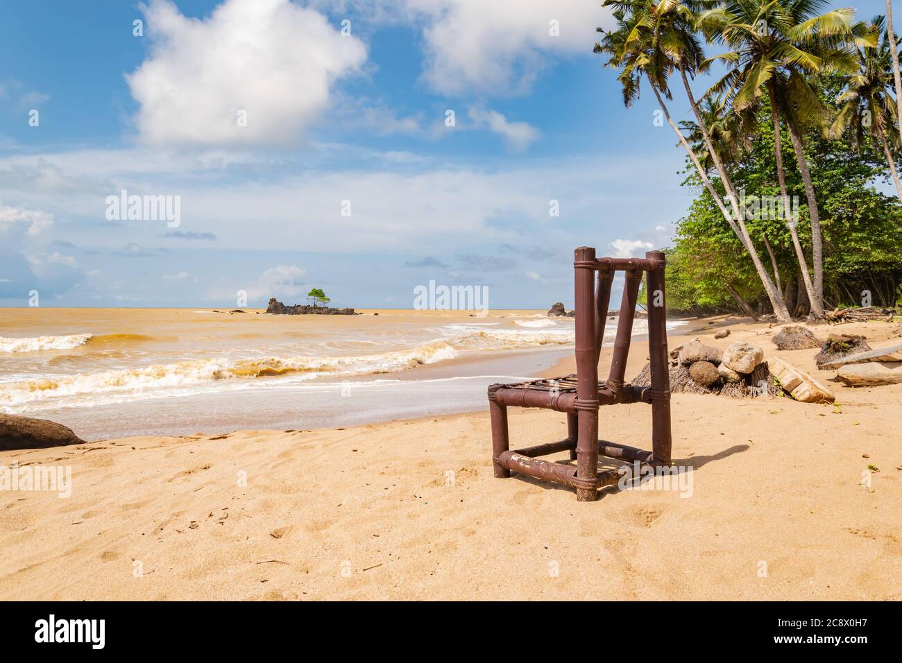 Ein Bambusstuhl steht allein an einem Strand in Axim Ghana Westafrika Stockfoto