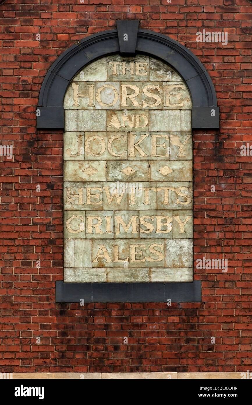 Altes Schild für das Horse and Jockey Public House Gainsborough, Lincolnshire, UK, mit Hewitts Ales of Grimsby. Stockfoto