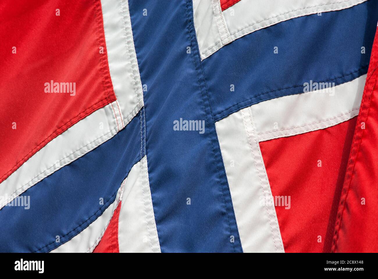 Nahaufnahme der norwegischen Flagge, blaues Kreuz auf rotem Hintergrund Stockfoto