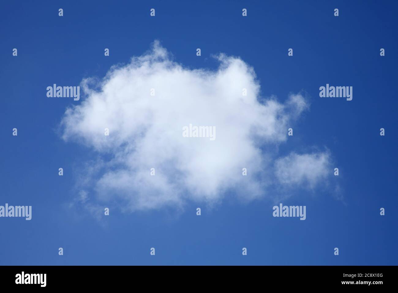 Hintergrund einer einzigen flauschigen Cumulus Wolke in einem blauen klaren Himmel, die verwendet werden könnte, um ein Rauch Pinsel Stock Foto zu machen Stockfoto