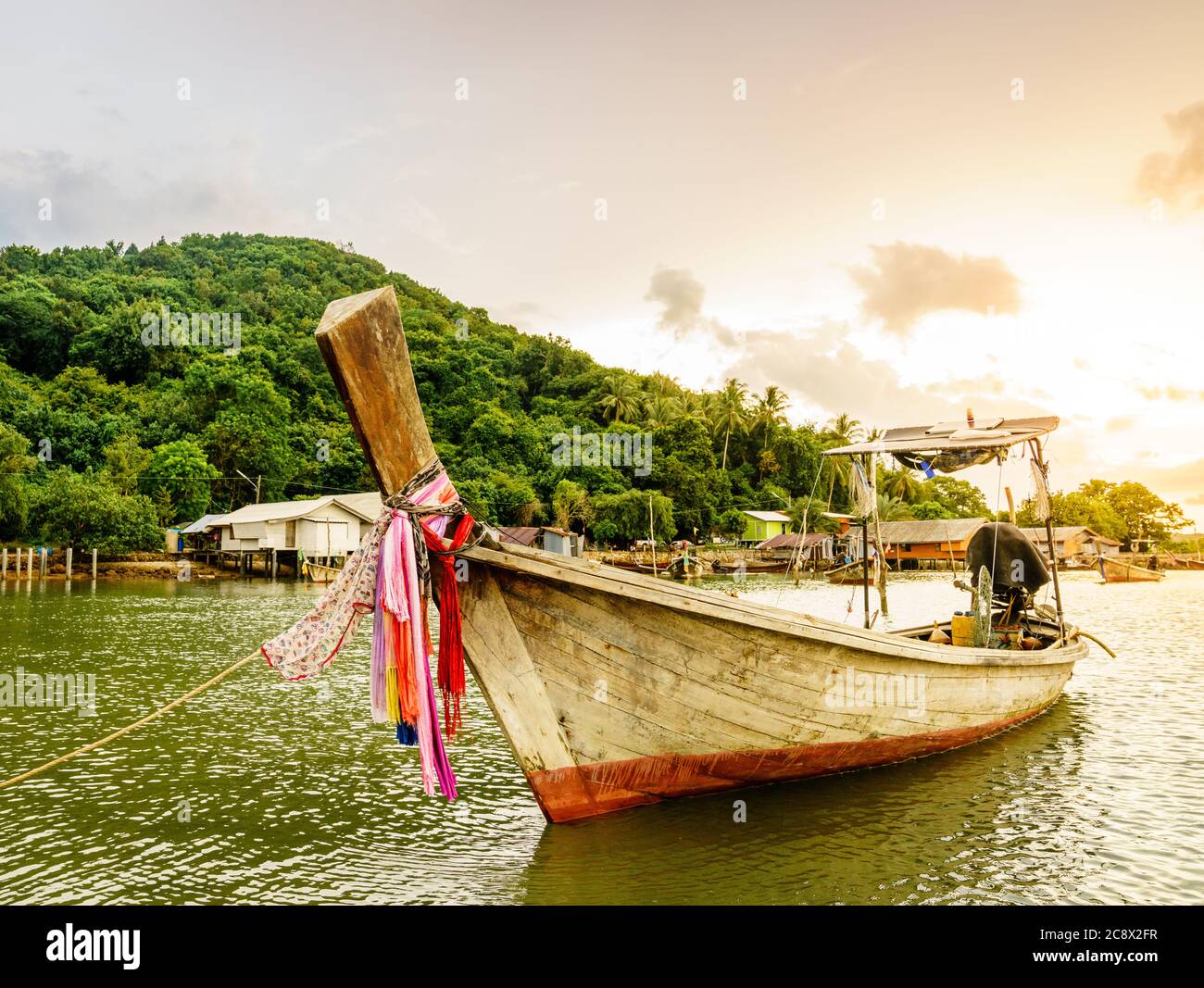 Traditionelles thailändisches Langboot in einem Fischerdorf auf der Insel Ko Yao Yai Stockfoto
