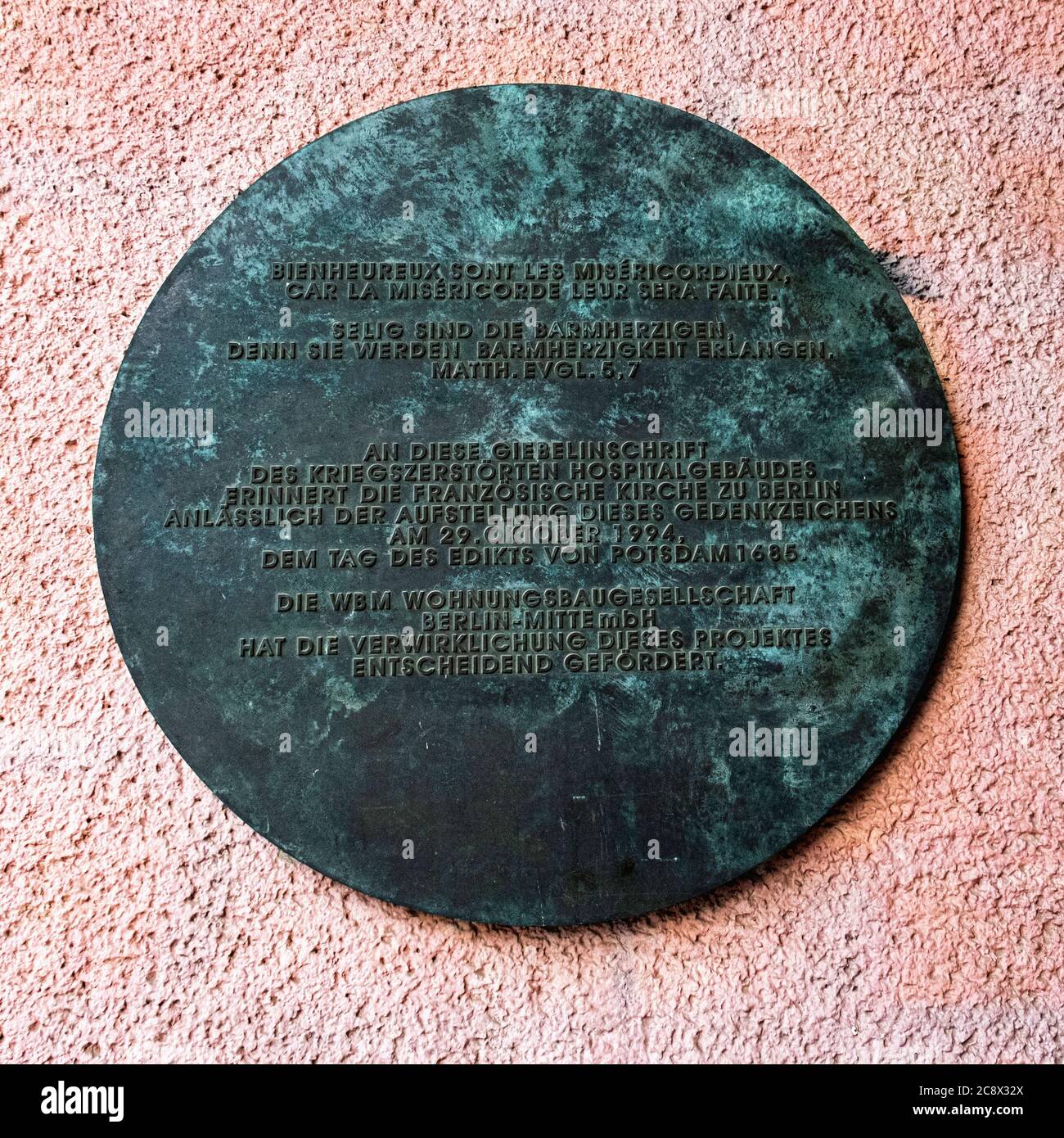 Bronzetafel in der Passage im ehemaligen französischen Krankenhaus in Mitte, Berlin. Inschrift auf Tafel Stockfoto