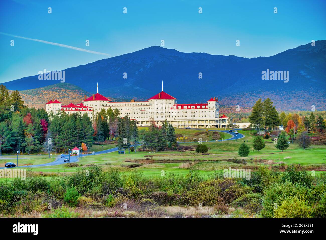 BRETTON WOODS, NH - OCTOBER 2015: Das Omni Mount Washington Resort verfügt über ein Restaurant, eine Bar und einen Garten und ist eine berühmte Touristenattraktion. Stockfoto