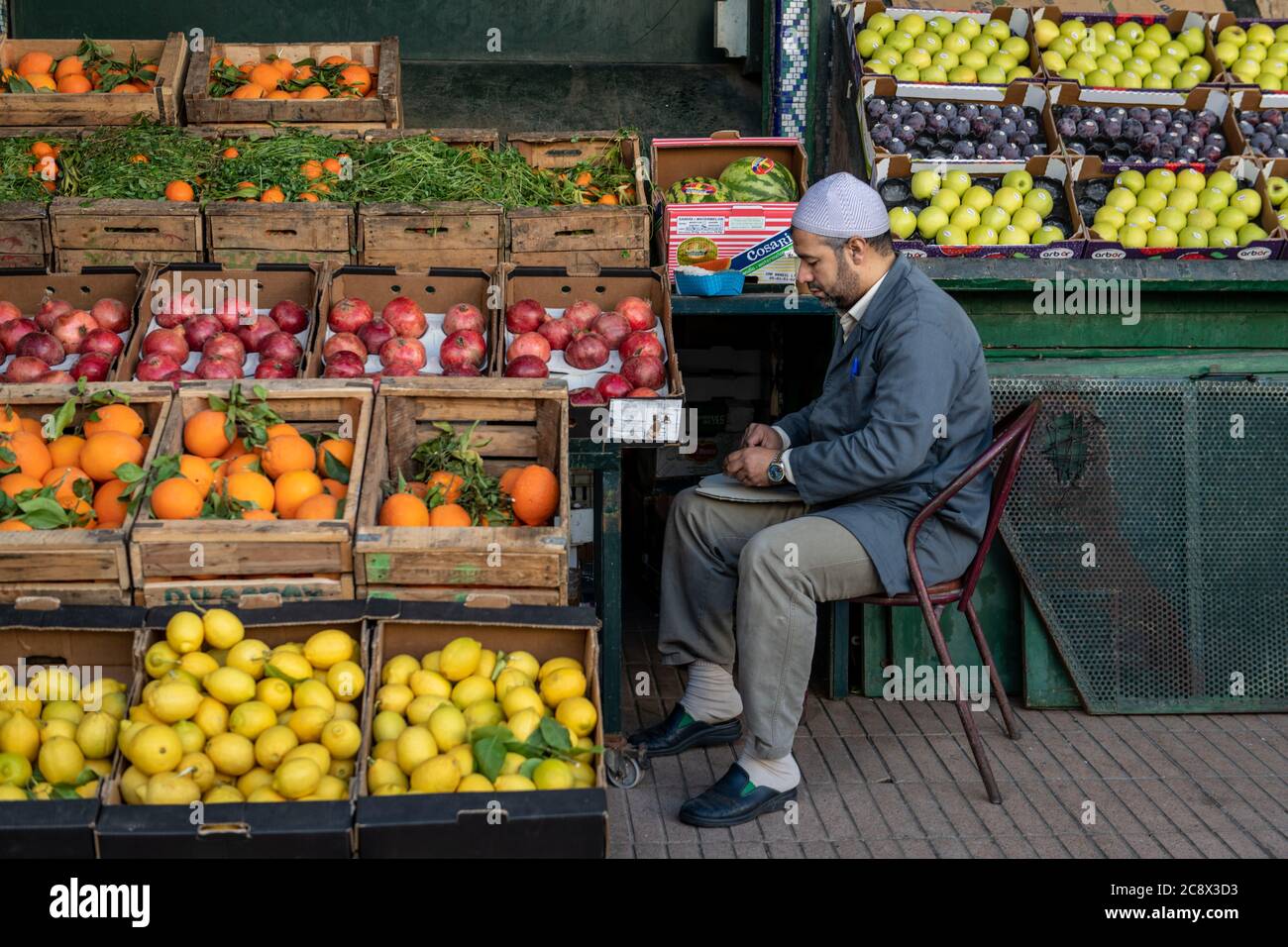 Händler verkauft Produkte auf einem Open-Air-Lebensmittelmarkt in Casablanca, Marokko Stockfoto