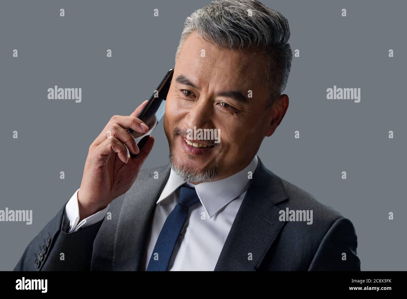 Halten Sie ein Handy-Business-Männer Stockfoto