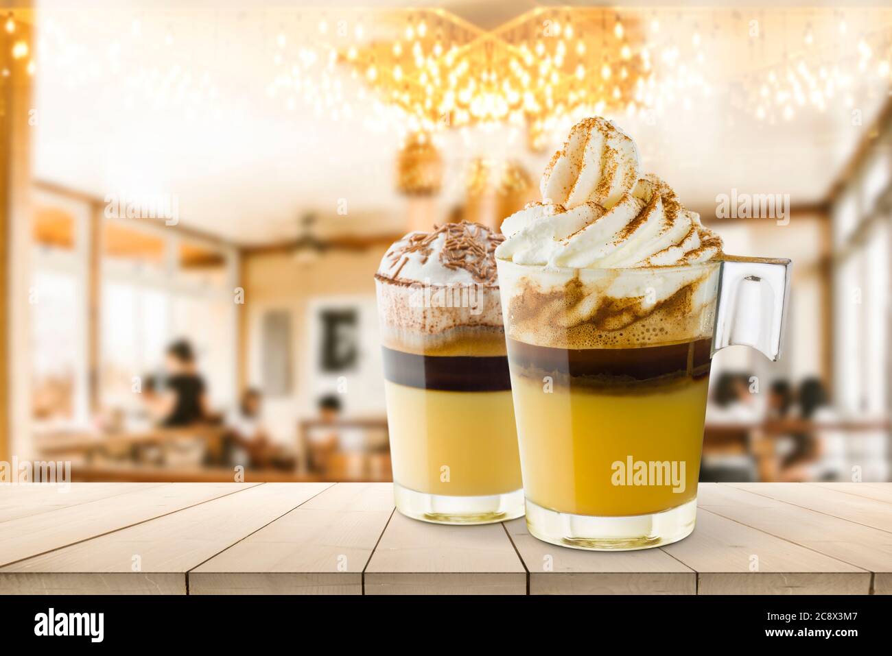 Kaffee-Cremebecher auf Holztisch im Coffee Shop. Stockfoto