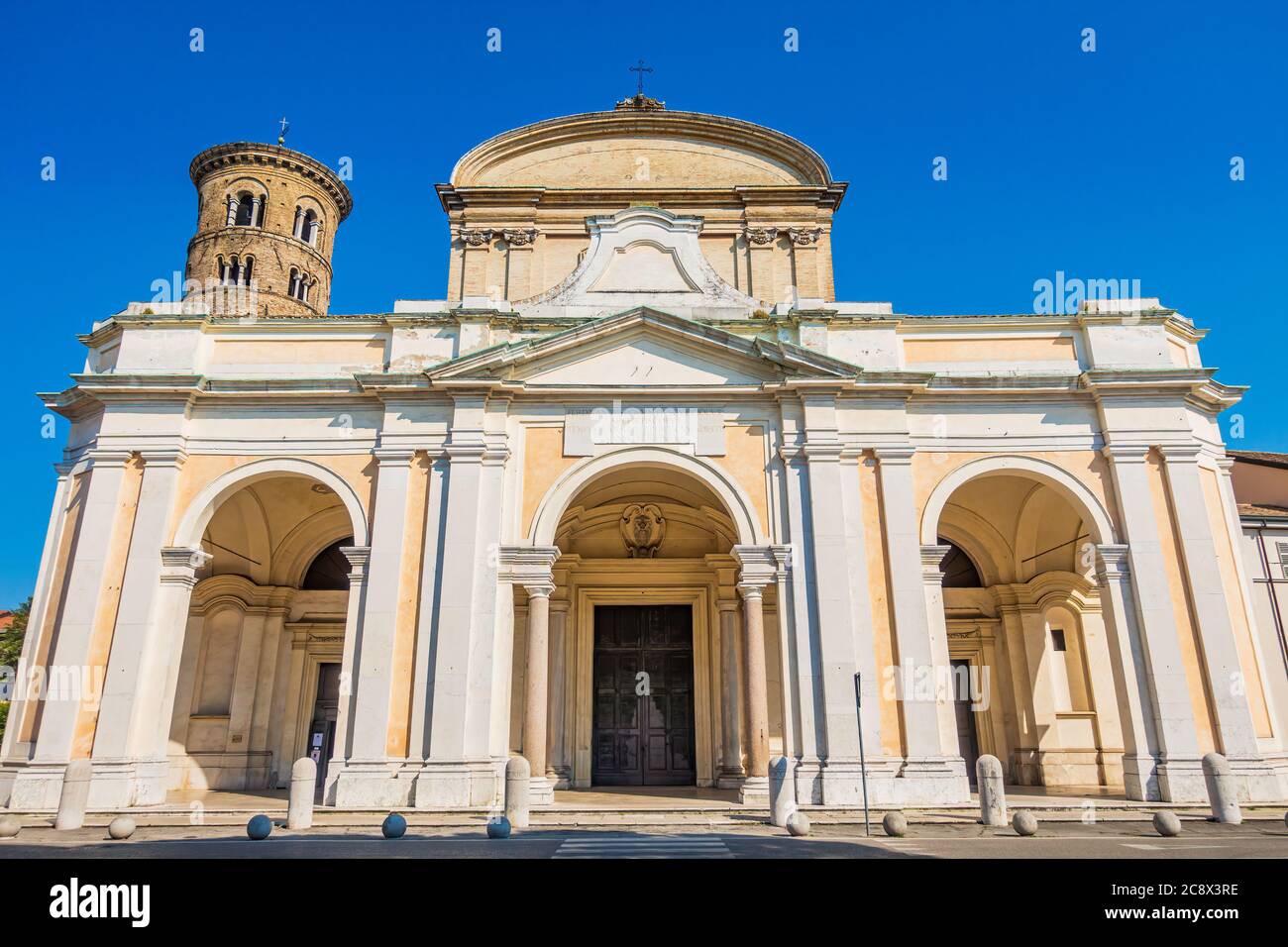 Kathedrale von Ravenna, erzbischöfliches Museum und Baptisterium von Neon außen Stockfoto