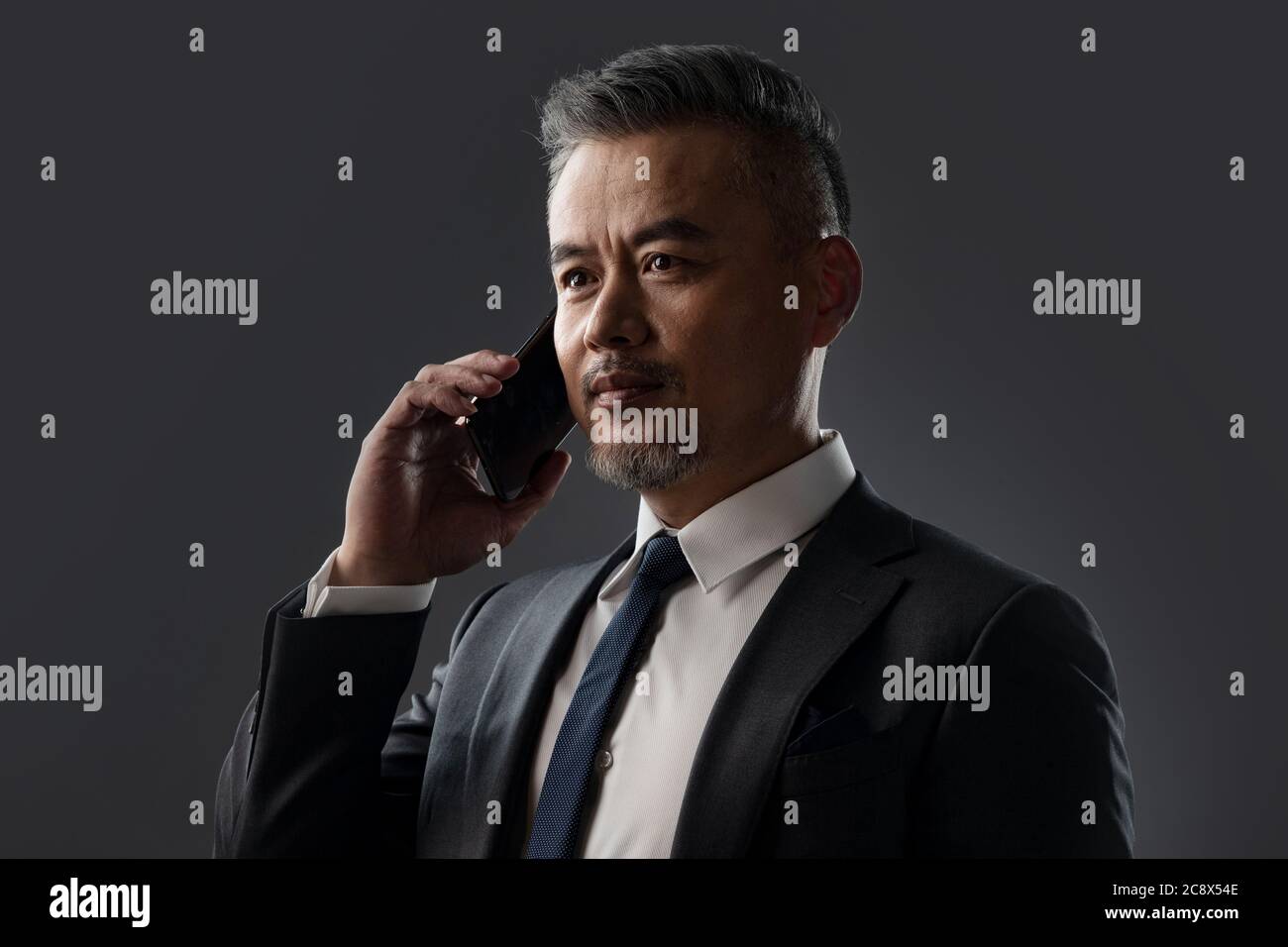Halten Sie ein Handy-Business-Männer Stockfoto